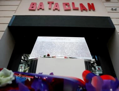 Τρία χρόνια από το μακελειό στο Μπατακλάν: Η Γαλλία τιμά τη μνήμη των θυμάτων των εξτρεμιστών μουσουλμάνων